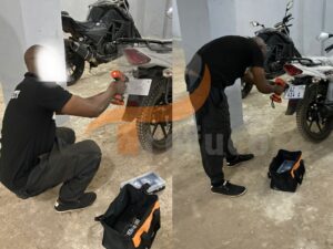 Technicien de Profuco entrain de monter une plaque nouvelle immatricularion biometrique des vehicules en Guinée